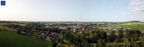 Panoramatický pohled na&nbsp;obec Nížkov z&nbsp;jihozápadu